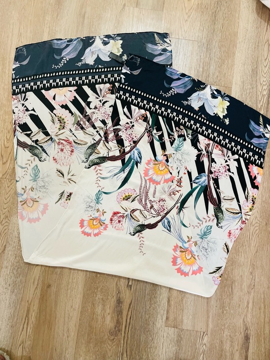 Ted Baker Dyanna Decadence Long Scarf. 

Crafted from 100% silk - Picture 11 of 12